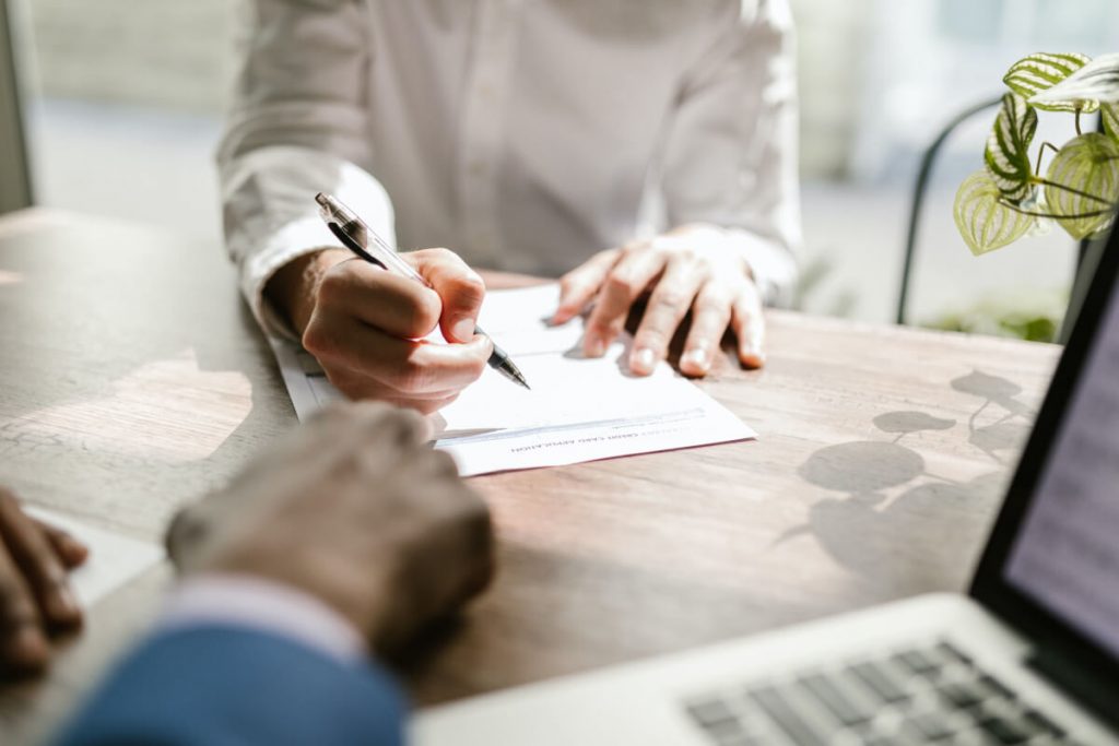 Importancia de saber cuáles son las cargas o deudas pendientes de un coche  